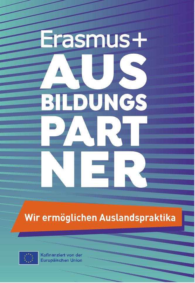 Text 'Erasmus+ AUSBILDUNGSPARTNER' in großen weißen Buchstaben auf blau-grünem Hintergrund, darunter orangefarbene Leiste mit Text 'Wir ermöglichen Auslandspraktika', unten EU-Flagge mit Text 'Kofinanziert von der Europäischen Union'.